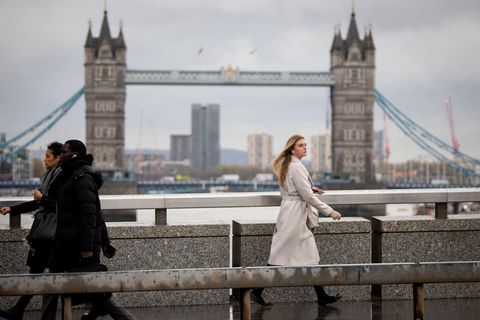 Eine Frau geht über die London Bridge
