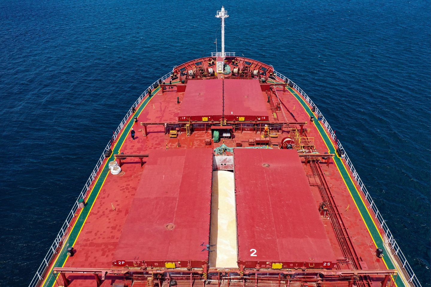 Der Getreidefrachter „Glory“ stoppt in Istanbul zur Inspektion durch Kontrolleure des vereinbarten Schwarzmeer-Exportkorridors aus der Ukraine.