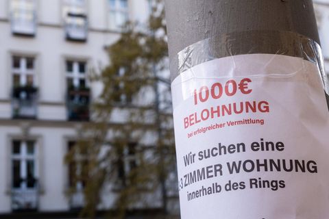 Wohnungsgesuch an einer Berliner Laterne: 1000 Euro Belohnung für die Vermittlung einer 2-3-Zimmer Wohnung