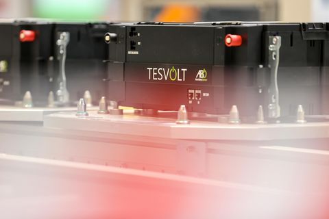 Batterien durchlaufen in der Qualitätssicherung bei Tesvolt die sogenannte Zyklisierung