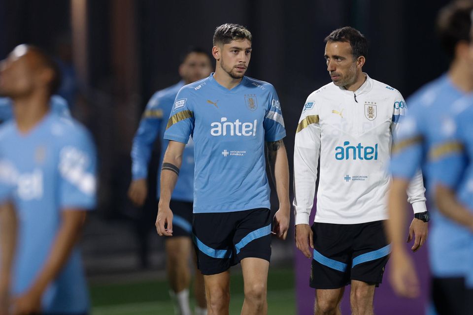 Mit einem Marktwert von 449.7 Mio. Euro ist das Team von Uruguay laut der Plattform Transfermarkt.de die zehntwertvollste Mannschaft bei dieser WM. Allein der Mittelfeldspieler Federico Valverde (M.) von Real Madrid wird auf 100 Mio. Euro taxiert. Mittelstürmer Darwin Núñez vom FC Liverpool kommt auf 70 Mio. Euro. 