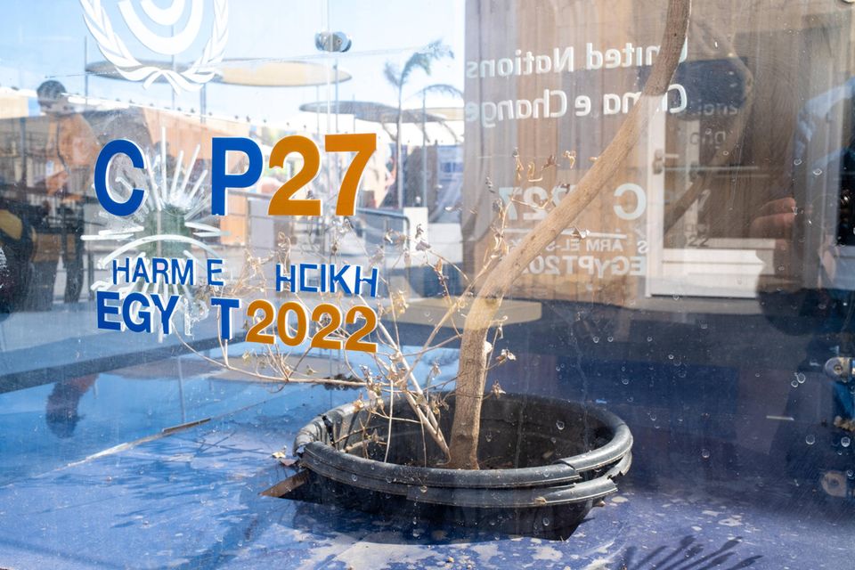 Abgenutztes Schild auf der COP27: Über den Erfolg der Weltklimakonferenz gibt es unterschiedliche Ansichten