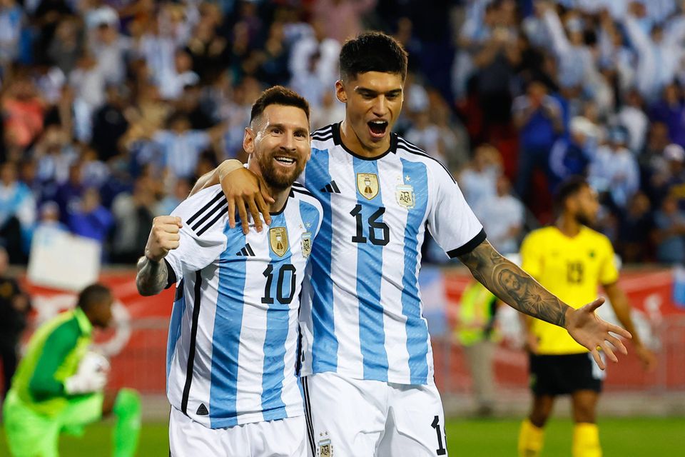 Lionel Messi (l.) will es noch einmal wissen. Zu den teuersten Spielern gehört der Argentinier in Diensten von Paris Saint-Germains aber nicht mehr