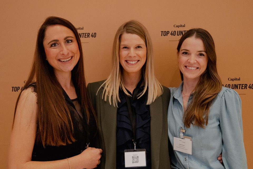 Drei der insgesamt 160 „Top 40 unter 40“-Preisträger des Jahres 2022: Christina Diem-Puello (34), Gründerin und Geschäftsführerin von Deutsche Dienstrad, Laura Bornmann (31), Geschäftsführerin GenZ Talents, und Sophie Pollok (35), Initiatorin von Stayonboard (von links nach rechts)