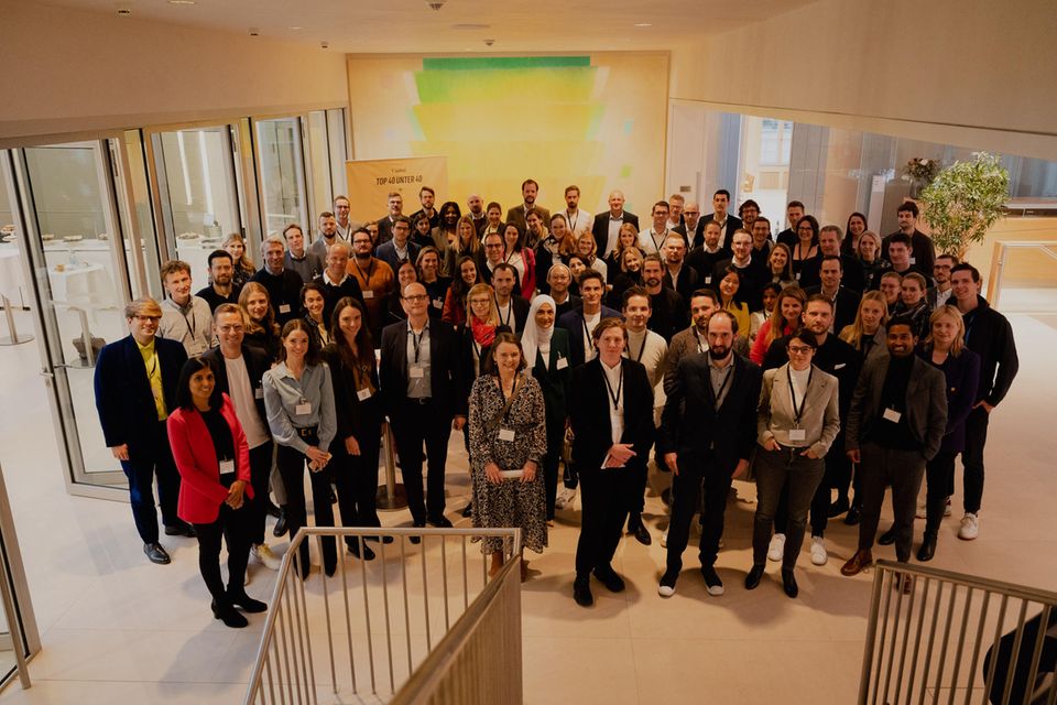 Preisträger der „Top 40 unter 40“, die Capital in diesem Jahr ausgezeichnet hatte, versammelten sich gemeinsam mit Alumni des Netzwerks in der Bertelsmann-Repräsentanz zum Gruppenfoto