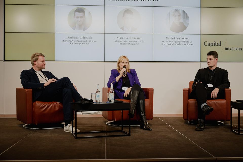 Capital-Event: Capital-Redakteur Thomas Steinmann (links) sprach auf dem Podium mit der SPD-Bundestagsabgeordneten Marja-Liisa Völlers und mit Niklas Vespermann, Referent für die Krisenvorsorge bei der Bundesnetzagentur Capital-Redakteur Thomas Steinmann (links) sprach auf dem Podium mit der SPD-Bundestagsabgeordneten Marja-Liisa Völlers und mit Niklas Vespermann, Referent für die Krisenvorsorge bei der Bundesnetzagentur