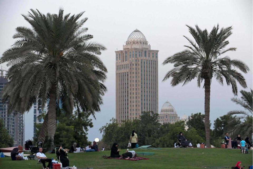 Die Qatar Investment Authority ist laut „Forbes“ mit Vermögenswerten in Höhe von 354 Mrd. Dollar einer der größten Staatsfonds der Welt. Ihm gehört das Londoner Luxuskaufhaus Harrods. Außerdem hält der 2005 eingerichtete Fonds unter anderem Anteile an Volkswagen, Glencore oder Credit Suisse sowie rund 17 Prozent an der Qatar Islamic Bank.