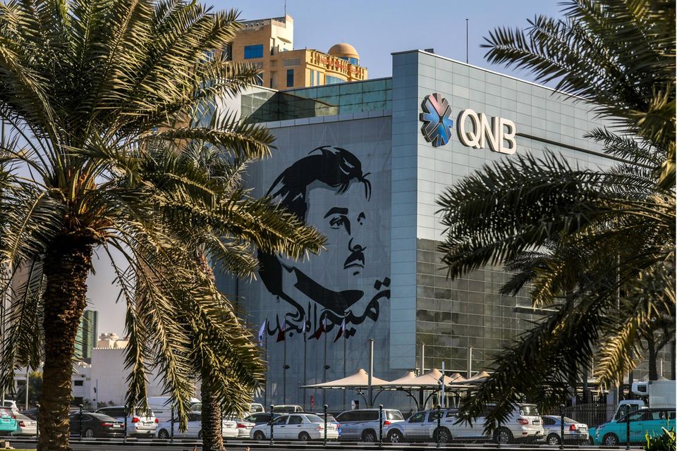 Gebäude der QNB Group mit dem Konterfei von Scheich Tamim bin Hamad Al Thani