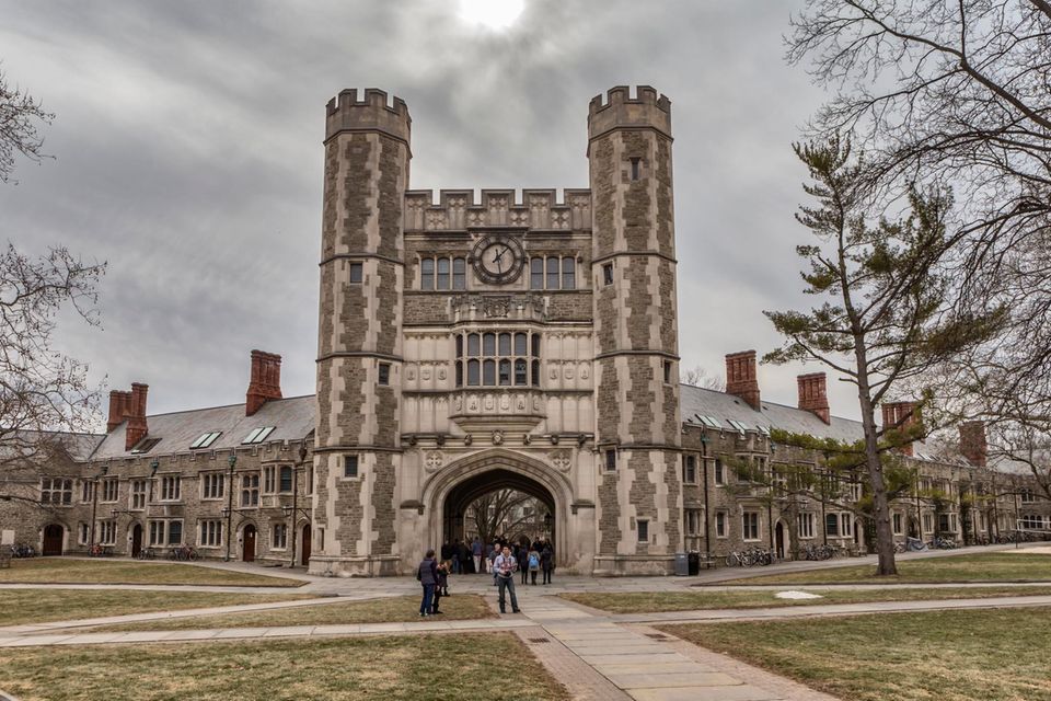 #7 Princeton University Die Verantwortlichen in Princeton konnten sich erneut über Platz sieben im THE-Ranking freuen. Die Experten vergaben 92,4 Punkte an die Elite-Universität. An ihr studierten den Angaben zufolge zuletzt 8279 Menschen, 23 Prozent von ihnen internationale Besucher.
