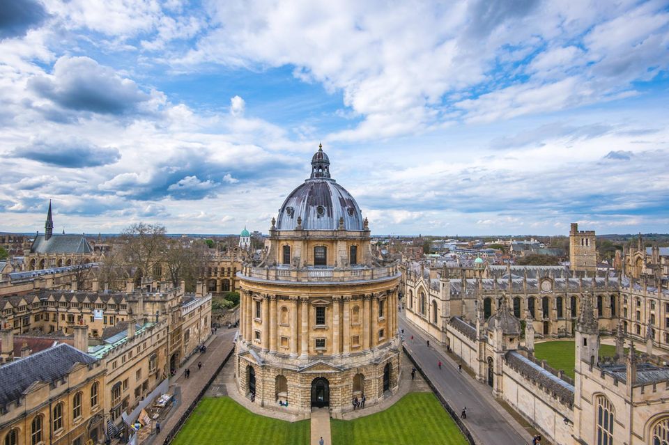 Die Universität von Oxford wurde im Ranking von THE zum siebten Mal in Folge zur globalen Nummer eins gekürt. Am Ende summierten sich die Einzelkategorien auf 96,4 Punkte. 99,7 Punkte gab es für die Qualität der Forschung in Oxford. Die älteste englischsprachige Universität der Welt kam auf den höchsten Ausländeranteil (42 Prozent) und zählte zuletzt 20.967 Studierende.