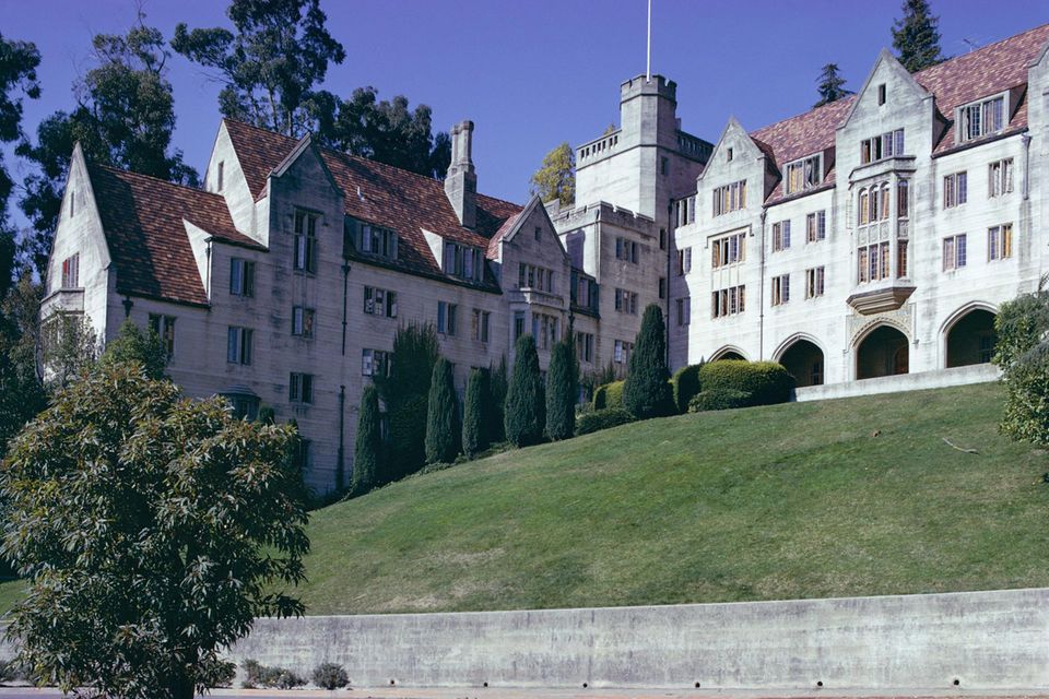 Keine Veränderung bei der Platzierung gab es auch bei der University of California, Berkeley. Sie belegte mit 92,1 Punkten den achten Rang. Auf eine Lehrkraft kamen laut THE im Schnitt 18,4 Studierende. Knapp jeder vierte (24 Prozent) der 40.921 Studierenden stammte nicht aus den USA. Berkeley war die einzige Hochschule in den Top 10, die mehr Frauen als Männer beschäftigte (52:48 Prozent).