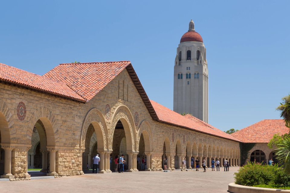Die Stanford University kletterte dank 94,8 Punkten auf der Rangliste für 2023 einen Platz nach oben. Auch hier gab es wie am MIT für die Zitate-Häufigkeit den fast perfekten Wert von 99,8 Punkten. In Stanford kamen auf eine Lehrkraft nur 7,1 Studierende.