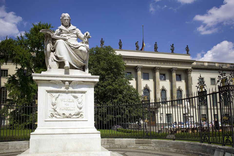Die Humboldt-Universität zu Berlin belegte wie im Vorjahr bundesweit Platz fünf. Im weltweiten Ranking aber stieg die Hochschule am Boulevard Unter den Linden vom 74. auf den 86. Platz ab. THE registrierte zuletzt 34.399 Vollzeit-Studierende, 17 Prozent aus dem Ausland.