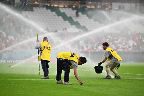 Arbeiter präparieren den Rasen für das Vorrundenspiel Dänemark gegen Tunesien
