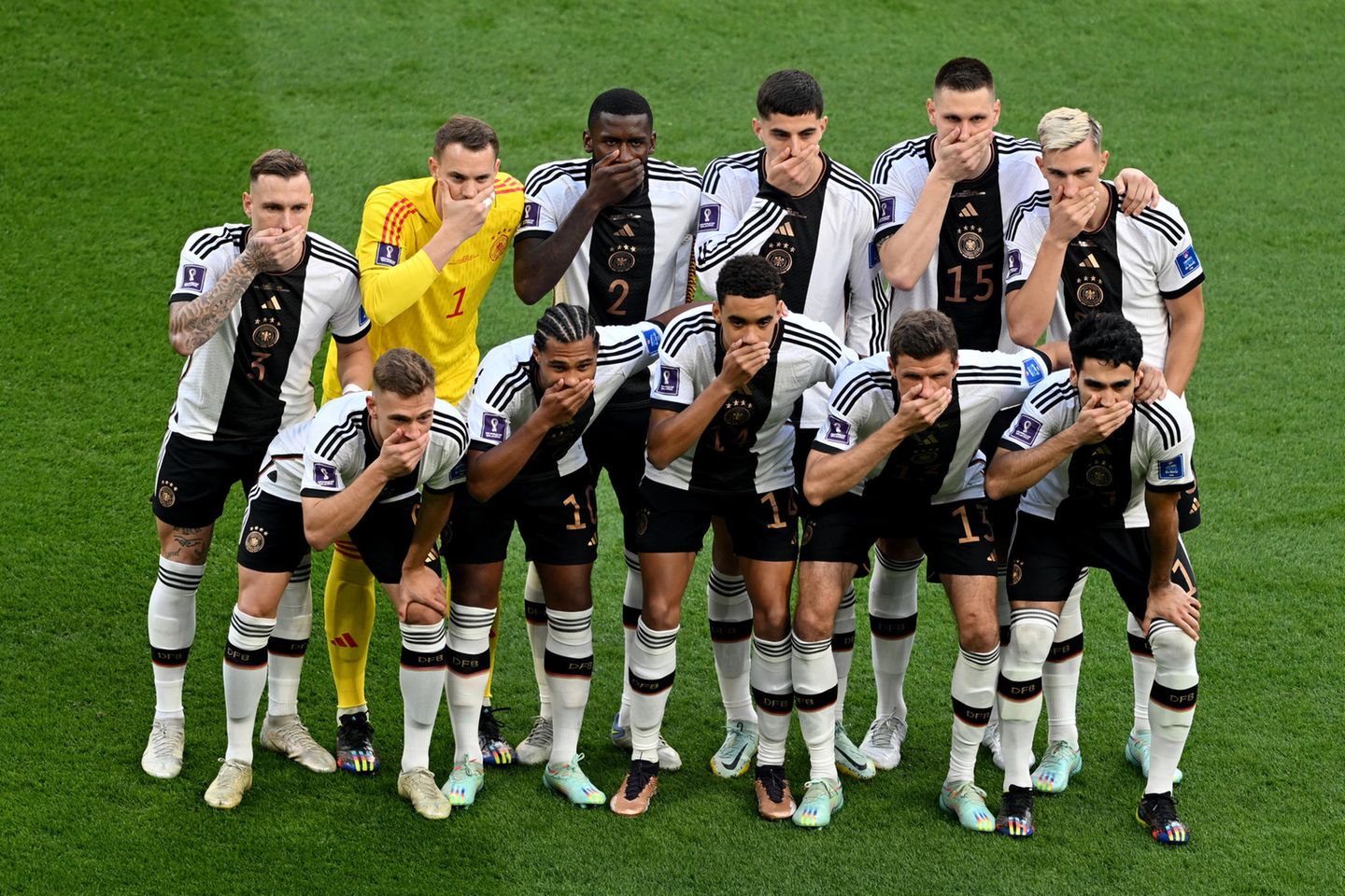 Die One-Love-Binde hat die Fifa verboten: Die deutsche Nationalmannschaft protestierte mit einer Geste und verlor das Spiel gegen Japan