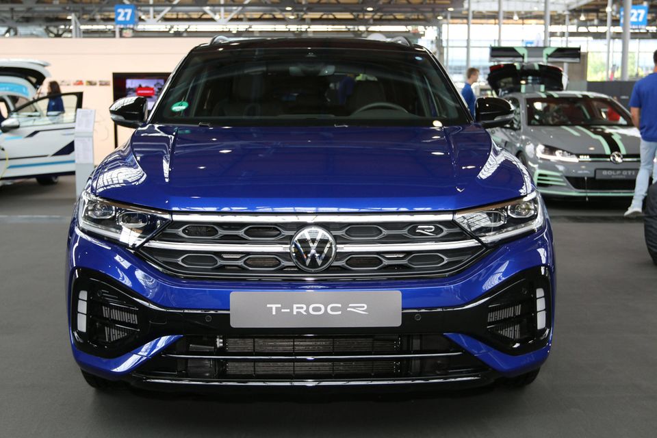 Mit dem T-Roc 2.0 TDI 4Motion von Volkswagen wird ein weiterer kleiner SUV von den Versicherern hochgestuft. Die heben ihn 2023 für Vollkaskokunden zwei Stufen auf Klasse 19 empor. Eine Stufe höher geht es in der Haftpflicht mit Klasse 13. Die Teilkasko bleibt mit Typklasse 22 unverändert. Die neue Typklasseneinstufung des GDV ist für die Versicherungsunternehmen unverbindlich.