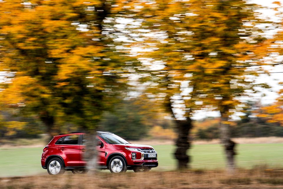 Beim Mitsubishi ASX 2.0 verteuert sich 2023 insbesondere der Teilkaskoschutz. Hier wurde der Kompakt-SUV von den Versicherern drei Stufen höher in Klasse 27 eingeordnet. Bei der Vollkasko ging es zwei Stufen empor auf Typklasse 24. Die Haftpflicht blieb hingegen auf Klasse 19. Der GDV wertet einmal jährlich die Schadenbilanzen aller in Deutschland zugelassenen Automodelle aus. Bei geringen durchschnittlichen Kosten wird ein Modell herabgestuft. Bei vielen Schäden und hohen Versicherungsleistungen geht es dementsprechend nach oben.