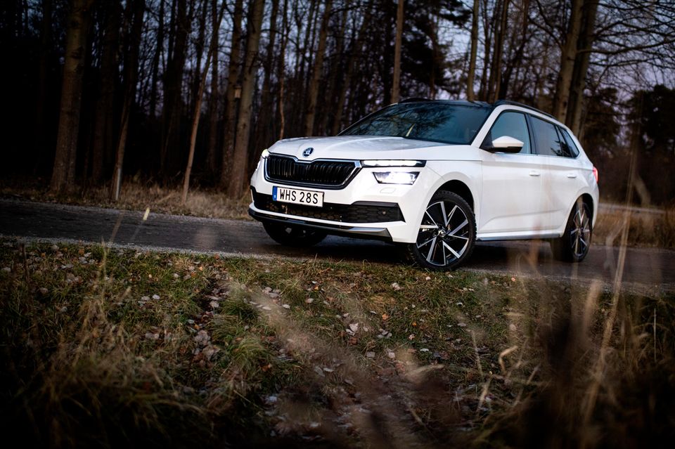 Der kompakte SUV Škoda Kamiq 1.5 TS wird in der Haftpflicht mit Typklasse elf ebenfalls drei Stufen niedriger geführt als noch 2022. Bei der Vollkaskoversicherung gilt Klasse 21, zwei Stufen niedriger. Eine Stufe hoch auf Klasse 21 ging es hingegen bei der Teilkasko.