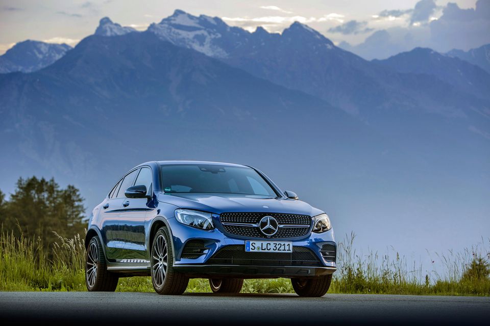 Zum 1. Januar 2023 treten neue Typklassen in der Kfz-Haftpflichtversicherung in Kraft. Für rund 8,1 Millionen Autofahrer gelten dann höhere Einstufungen, wie der Gesamtverband der Deutschen Versicherungswirtschaft (GDV) mitteilte. Deutlich teurer wird die Police für Halter des Mercedes-Benz GLC 250 Coupé 4Matic. Es steigt in der Haftpflicht zwei Stufen auf Typklasse 21 empor (die Spanne reicht von Typklasse 10 bis 25). Für Vollkaskokunden bleibt es bei Klasse 23 (Spanne: 10 bis 34). In der Teilkaskoversicherung steigt das Coupé von Mercedes-Benz eine Stufe auf Klasse 25 (Spanne: 10 bis 33).