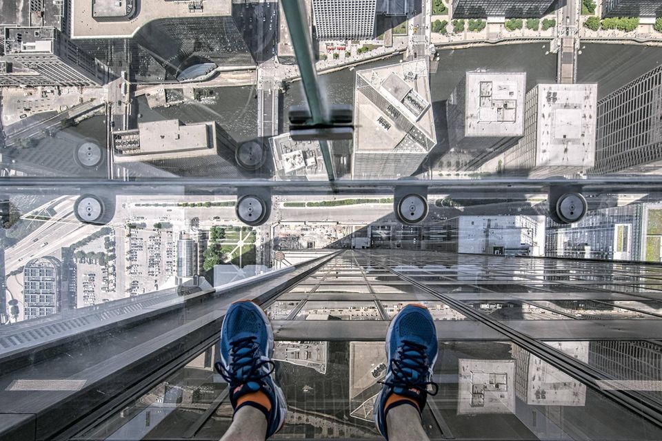 #10 Chicago Das Council on Tall Buildings and Urban Habitat, eine Non-Profit-Organisation mit Sitz in Chicago, erfasst Wolkenkratzer weltweit. Die Stadt mit den meisten Skyskrapern ab einer Höhe von 150 Metern ist demnach aktuell Chicago. Dort finden sich den Angaben zufolge 134 Wolkenkratzer mit mindestens 150 Metern, 36 ab 200 Metern und sieben 300-Meter-plus-Riesen. Höchster Wolkenkratzer ist der Willis Tower mit 442 Metern. Derzeit werden in Chicago laut den Angaben lediglich vier Wolkenkratzer gebaut. Der erste war 1924 das Chicago Temple Building.