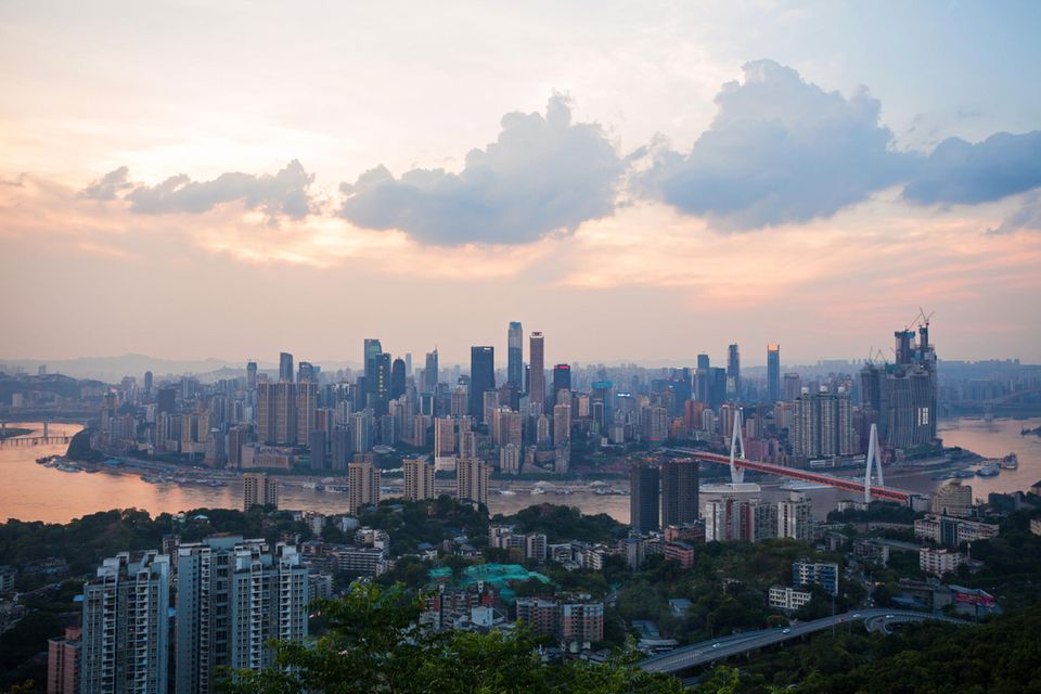 Chongqing ist eine Millionenstadt im Südwesten Chinas. Sie belegt mit 141 Wolkenkratzern im Städte-Ranking weltweit Platz neun (200+: 54, 300+: vier). Der erste Skyskraper mit mindestens 150 Metern Höhe wurde 1998 fertiggestellt. Höchstes Gebäude der Stadt ist mit 354 Metern der markante Komplex Raffles City Chongquing T4N. Aktuell sind 17 Wolkenkratzer im Bau.