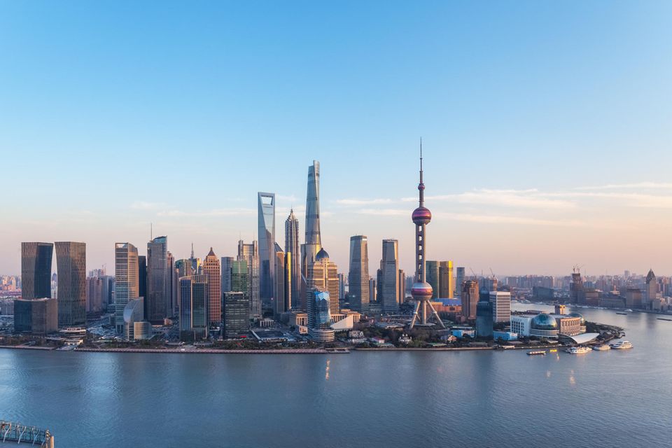 Schanghai landet im Ranking mit 180 Wolkenkratzern über 150 Metern Höhe auf Platz fünf. Das erste war 1988 das Jin Jiang Hotel. Spitzenreiter ist der Shanghai Tower mit 632 Metern, das zweithöchste Gebäude der Welt. Neben ihm gibt es in Shanghai vier weitere Gebäude über 300 Meter Höhe.