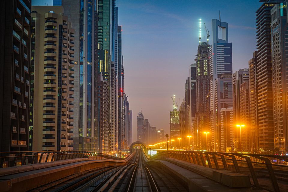 In Dubai hat man die Symbolkraft von Wolkenkratzern früh erkannt. 1999 sorgte der Burj Al Arab international für Aufsehen. 2010 folgte das bis heute höchste Gebäude der Welt, der Burj Khalifa (828 Meter) mit 163 Stockwerken. Insgesamt finden sich aktuell den Angaben zufolge in Dubai 241 Wolkenkratzer ab 150 Meter. 52 Prozent der Skyskraper werden demnach als Wohnflächen genutzt.