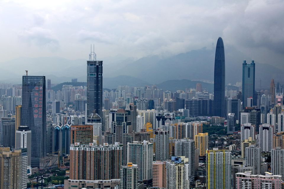 Auf ebenfalls 15 Mega-Wolkenkratzer kommt Shenzhen. Die chinesische Handelsmetropole rangierte mit 353 Gebäuden ab 150 Metern Höhe aber vor New York. Shenzhen stach in dem Ranking zudem mit 157 im Bau befindlichen Wolkenkratzern hervor. Höchster Skyskraper der Stadt ist das Ping An Finance Center (599 Meter).