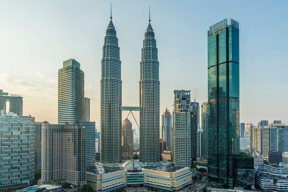 Die Petronas Twin Towers galten bei ihrer Fertigstellung rund um die Jahrtausendwende als die höchsten Gebäude der Welt (452 Meter). Die Hauptstadt Malaysias verfügt mittlerweile laut dem Ranking über 153 Wolkenkratzer ab 150 Meter Höhe (200+: 51, 300+: fünf). 32 Wolkenkratzer werden demnach aktuell gebaut. Skyskraper dienen weltweit meist als Büroflächen. In Kuala Lumpur aber ist die Hauptnutzung laut dem Council on Tall Buildings als Wohnraum.