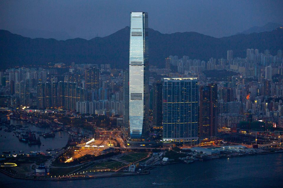 Die Stadt mit den meisten hohen Wolkenkratzern ist Hongkong. Die Datenbank des Council on Tall Buildings and Urban Habitat weist dort 546 Gebäude ab einer Höhe von 150 Metern aus. Der Grund: In der ehemaligen Kronkolonie, die sich über viele Inseln erstreckt, ist die Baufläche begrenzt. Die Hauptfunktion der Skyskraper ist damit folgerichtig zu 78 Prozent der Einsatz als Wohnfläche. Der erste 150-Meter-plus-Wolkenkratzer war 1973 das Jardine House. Höchster Skyskraper Hongkongs ist das International Commerce Center mit 484 Metern.