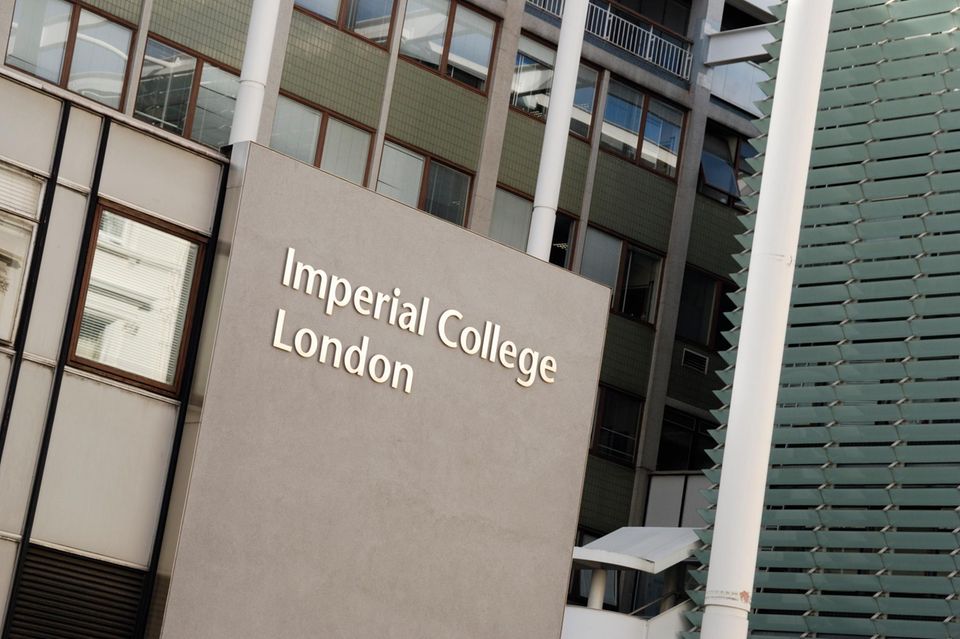 #3 Imperial College London Dem Imperial College London ist im Ranking für 2023 der Aufstieg in die Top 10 geglückt. Die University of Chicago musste dafür den zehnten Platz in der Spitzengruppe räumen. Die Londoner Hochschule zählte zuletzt 18.544 eingeschriebene Vollzeit-Studierende. 61 Prozent von ihnen kamen aus dem Ausland. Die Experten vergaben in den 13 Kategorien insgesamt 90,4 Punkte.
