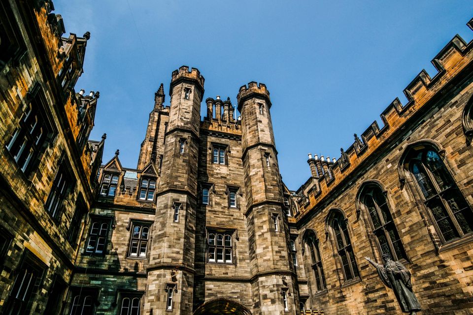 England dominiert zwar die Top 10 der besten europäischen Universitäten. Aber auch Schottland ist unter den führenden britischen Bildungstempeln vertreten. Die University of Edinburgh belegte mit 79,8 Punkten Platz 29 in dem weltweiten Ranking. Sie fiel unter anderem mit einem Anteil von 62 Prozent Frauen in der Belegschaft auf.