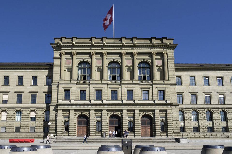 Die Eidgenössische Technische Hochschule Zürich bleibt laut THE die Nummer eins auf dem europäischen Kontinent. Sie hielt Platz elf im Gesamt-Ranking und Platz vier unter den besten Universitäten Europas. Der minimale Abstieg von 93,1 auf 93,0 Punkte blieb damit folgenlos. Die besten Noten vergaben die Experten bei der ETH für die Forschungsbedingungen (97,2) und die Qualität der Forschung (95,1). Kein Wunder: Die Kaderschmiede hat den Angaben zufolge mehr als 20 Nobelpreisträger hervorgebracht. Albert Einstein lehrte von 1912 bis 1914 an der ETH. Schwachpunkt ist laut der Analyse allerdings die Vernetzung mit der Wirtschaft (84). 