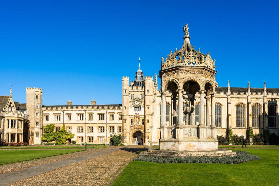 Trotz des Abwärtstrends vieler Top-Hochschulen in England konnte die University of Cambridge weltweit ihren fünften Platz halten und damit auch den Titel als zweitbeste Hochschule Europas verteidigen. Die Analysten vergaben in der Endnote 97,4 Punkte. Forschende finden den Angaben zufolge in Cambridge nahezu ideale Bedingungen vor (99,9). Allerdings könnte die Forschung laut dem Ranking besser mit der Industrie verzahnt sein. Hier gab es mit 88,4 Punkten das schlechteste Einzelergebnis. Nick Hillman, Direkter des Higher Education Policy Institutes in Oxford, machte für den Abstieg britischer Top-Universitäten im Ranking mangelnde Finanzmittel verantwortlich. Insbesondere die Lehre sei unterfinanziert, kritisierte er laut THE. Folgen seien mehr Studierende je Lehrkraft, fehlende Sprechstunden und Probleme, Arbeiten fristgerecht zu benoten. 