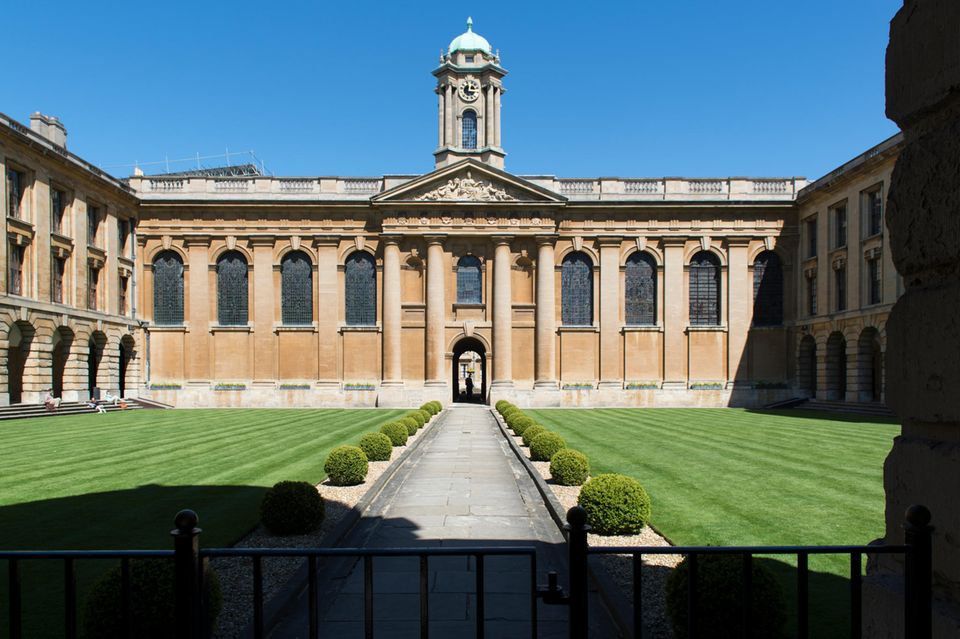 Die beste Universität der Welt ist laut THE weiterhin in Europa zu finden. Die THE-Experten kürten die um 1096 gegründete Universität von Oxford das neunte Jahr in Folge zur Nummer eins. Sie schlug damit den Angaben zufolge Harvards acht-Jahre-Lauf, der 2011 zu Ende gegangen war. Oxford stach nach Ansicht der Analysten in den Top 5 insbesondere durch die internationale Ausrichtung bei Forschungsvorhaben und in der Studentenschaft hervor (97,3 Punkte). Die Endnote belief sich auf 98,5 Punkte. Für die Lehre gab es 96,8 Punkte. 