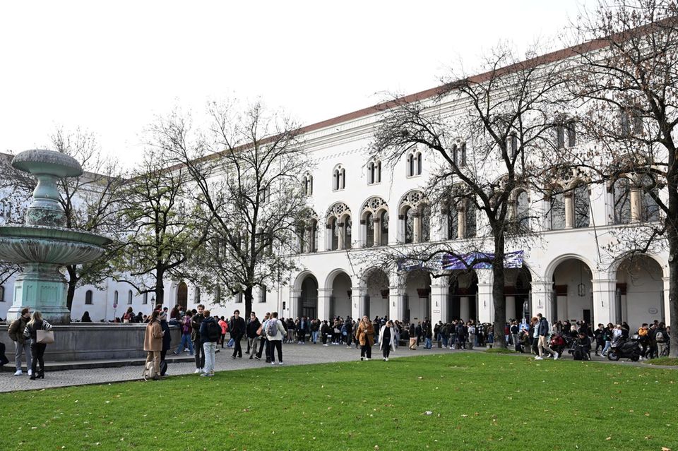 Die Ludwig-Maximilians-Universität in München gehört weiterhin zu den zehn besten Hochschulen in Europa. Zu diesem Ergebnis kommt das britische Magazin „Times Higher Education“ beim Vergleich der führenden Unis weltweit für 2025. Die Experten des renommierten Uni-Rankings sahen die LMU wie im Vorjahr im globalen Vergleich auf dem 38. Platz. Im europäischen Vergleich stieg die LMU aber vom neunten auf den zehnten Platz ab. Die Hochschule bekam im Ranking 78,7 von 100 Punkten. In den Hauptkategorien gab es die bestmögliche Note für die Vernetzung mit der Wirtschaft. Das schlechteste Ergebnis erhielt die LMU für die Qualität der Lehre (65,2 Punkte). Sie meldete zum Stichtag 34.235 Studierende, 18 Prozent davon aus dem Ausland. Die LMU, lange Zeit die Top-Uni Deutschlands, verlor damit im Ranking an Boden – nicht nur im Wettstreit mit der besten Hochschule Deutschlands. 