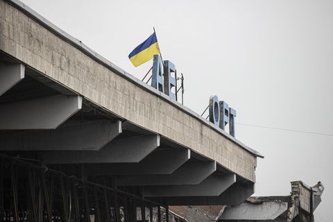 Eine ukrainische Flagge weht über dem vom Krieg gezeichneten Flughafen von Cherson