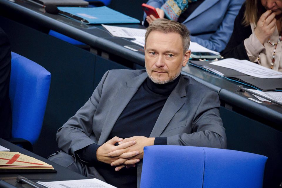 Bundesfinanzminister Christian Lindner sitzt auf der Regierungsbank im Bundestag