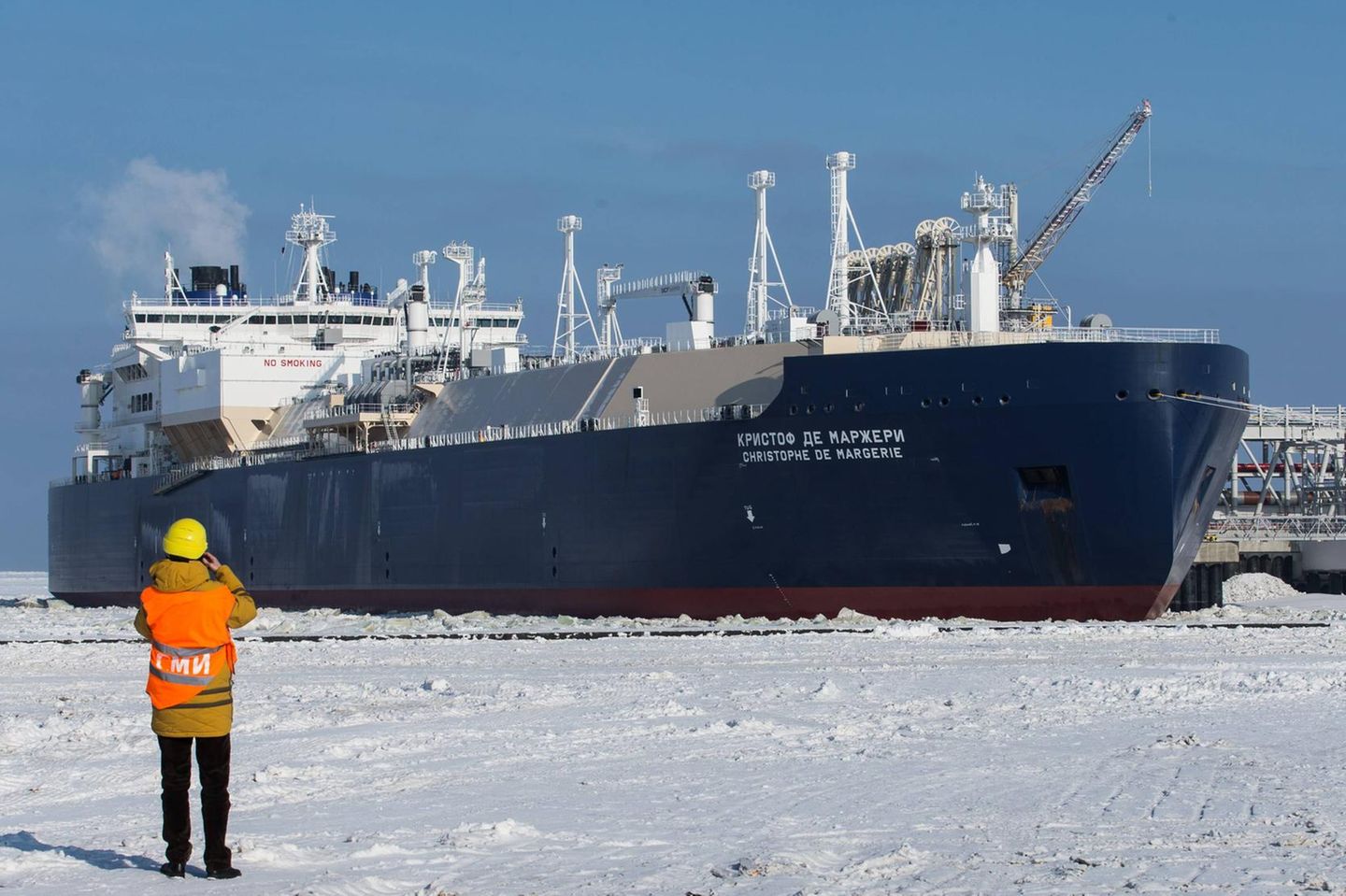 Ein Journalist macht Aufnahmen von dem LNG-Tanker Christophe de Margerie, der für das Jamal-LNG-Projekt eingesetzt wird