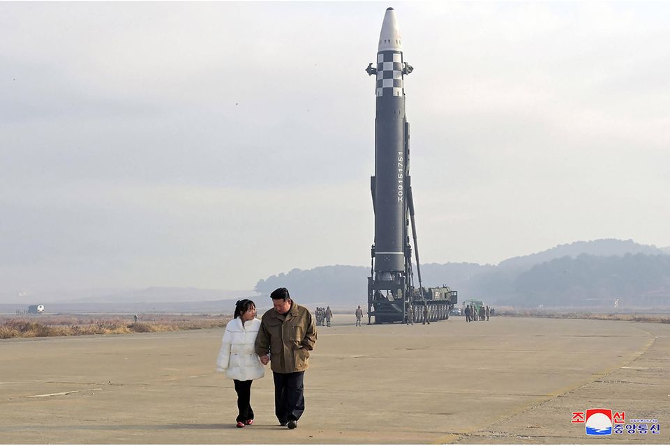 Nordkorea liegt der Analyse zufolge aktuell auf Platz vier der Länder mit den meisten Sanktionen. Die Bilanz belief sich demnach auf 2106 Sanktionen. Seit dem 22. Februar 2022 seien 54 gegen die Diktatur und Atommacht hinzugekommen.