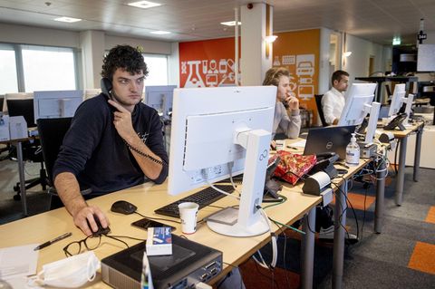 Telefonierende Mitarbeiter