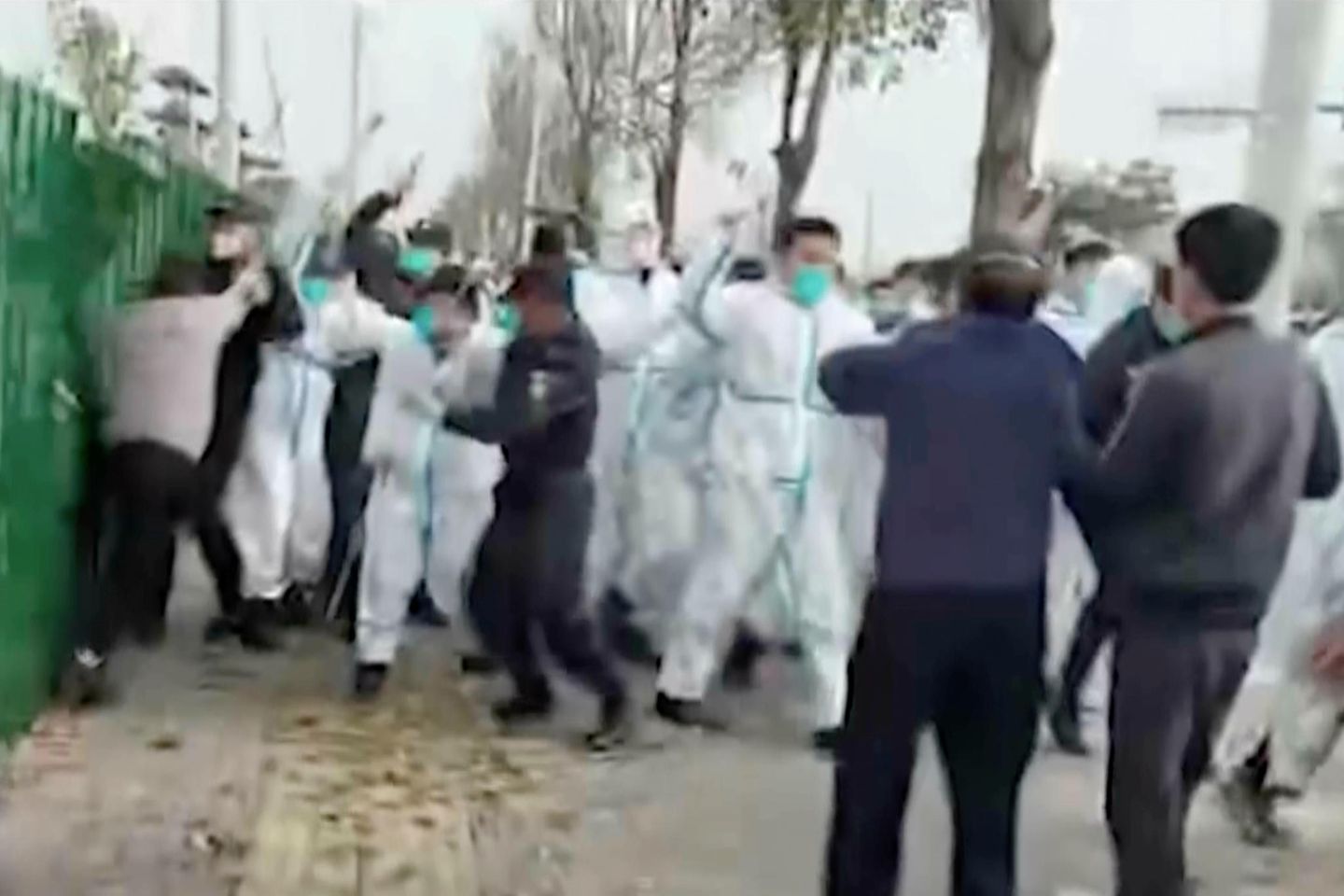 Vor dem Foxconn-Werk in Zhengzhou kam es wiederholt zu Protesten, die gewaltsam niedergeschlagen wurden