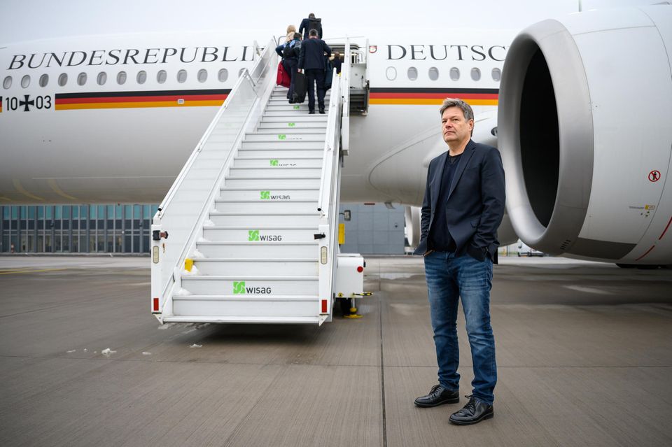 Robert Habeck vor seinem Aufbruch nach Namibia