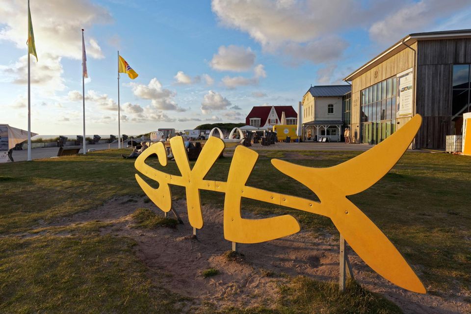 Sylt ist mit Abstand bei Ferienhäusern und Eigentumswohnungen das teuerste Pflaster in Deutschland. Ein- und Zweifamilienhäuser in mittlerer oder einfacher Lage kosteten laut dem Bericht zuletzt bis zu 5,5 Mio. Euro. Das war mehr als der absolute Spitzenpreis für Häuser in sehr guter Lage auf Usedom oder in Garmisch-Partenkirchen. Die Objekte im Premiumlagen bewegten sich auf Sylt in den Preisklassen von 8,5 bis 16 Mio. Euro. Für ein traumhaftes Reetdachhaus in den Dünen wurden bis zu 28 Mio. Euro gezahlt.