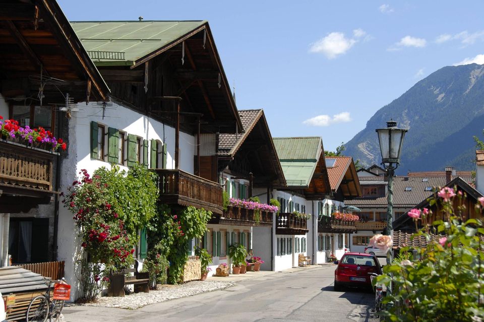 Garmisch-Partenkirchen & Timmendorfer Strand Umgekehrt gibt es aber auch Regionen, in denen Ferienhäuser in guter oder mittlerer/einfacher Lage begehrter sind als Spitzenimmobilien. Garmisch-Partenkirchen belegte im Premiumsektor mit 2,0 bis 5,0 Millionen Euro bundesweit Platz acht. Im unteren Segment bedeuteten 1,2 bis 2,5 Millionen Euro hingegen Platz vier. Timmendorfer Strand schwankte zwischen Platz elf (2,0 bis 3,9 Millionen Euro) und Platz sieben (500.000 bis 1,5 Millionen Euro).
