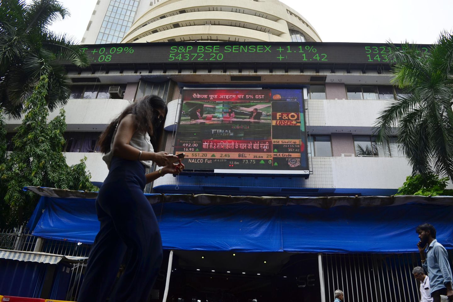 Eine Frau geht an der Börse in Mumbai vorbei Eine Frau geht an der Börse in Mumbai vorbei
