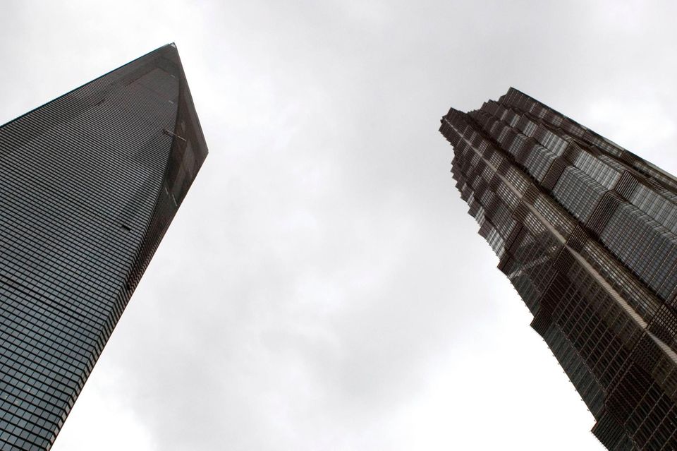 Die weitgehend unkontrollierte Bauwut der vergangenen Jahre hat die chinesische Wirtschaft in eine massive Krise gestürzt. Die spiegelt sich in der Spitzengruppe der höchsten Gebäude des Landes wider. Vier der zehn Wolkenkratzer befinden sich aktuell im Bau – und das seit teils 2019. Das höchste Gebäude des Landes ist seit 2015 der Shanghai Tower (632 Meter). Die meisten Skyscraper stehen aber in Hongkong. Die Datenbank umfasste für China 3012 Wolkenkratzer ab 150 Metern, 992 ab 200 Meter Höhe, 102 ab 300 Meter. Deutschland belegte in dem Ranking mit 21 Wolkenkratzern Platz 26 zwischen Kolumbien und Bahrain.