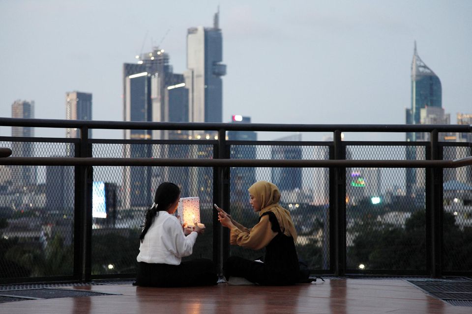 Auch Indonesien will demnächst in den Club der Länder mit Wolkenkratzern über 300 Meter Höhe einziehen. Der Autograph Tower in Jakarta soll bei der Eröffnung 383 Meter erreichen. Den nationalen Rekord hält derzeit in der Hauptstadt noch der Gama Tower mit 286 Metern. Indonesien kam mit 130 Mega-Wolkenkratzern weltweit auf Platz acht.