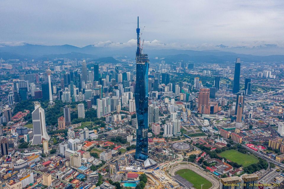 Auf Platz sechs macht das Ranking der Länder mit den meisten Hochhäusern einen gewaltigen Sprung nach oben. Dort rangierte Malaysia mit 266 Mega-Wolkenkratzern ab 150 Metern, 56 ab 200 und fünf Gebäuden ab 300 Metern. Den Rekord hält aktuell mit 454 Metern und 95 Stockwerken The Exchange 106 im Finanzdistrikt von Kuala Lumpur. 
