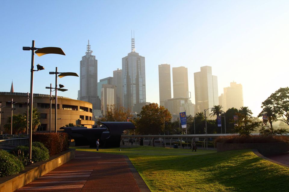 Bei Australien denken die meisten Menschen vermutlich nicht sofort an extrem hohe Wolkenkratzer. Das Land belegte jedoch mit 142 Gebäuden ab 130 Meter Höhe in der Datenbank Platz sieben. Die Experten zählten zudem 50 Hochhäuser ab 200 Meter sowie zwei ab 300 Meter Höhe. Das höchste Gebäude Australiens war Ende 2022 der Q1 Tower in Melbourne (323 Meter).